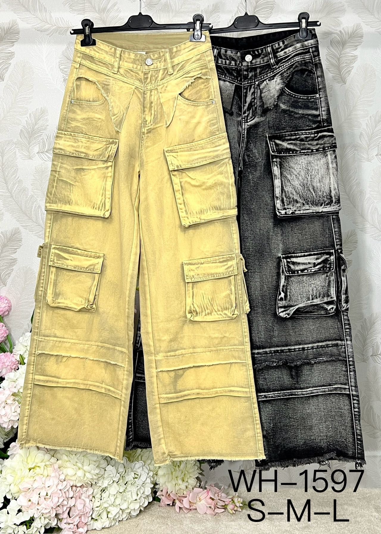 Pantaloni cargo in denim oversize.Molteplici tasche a soffietto e vestibilità larga