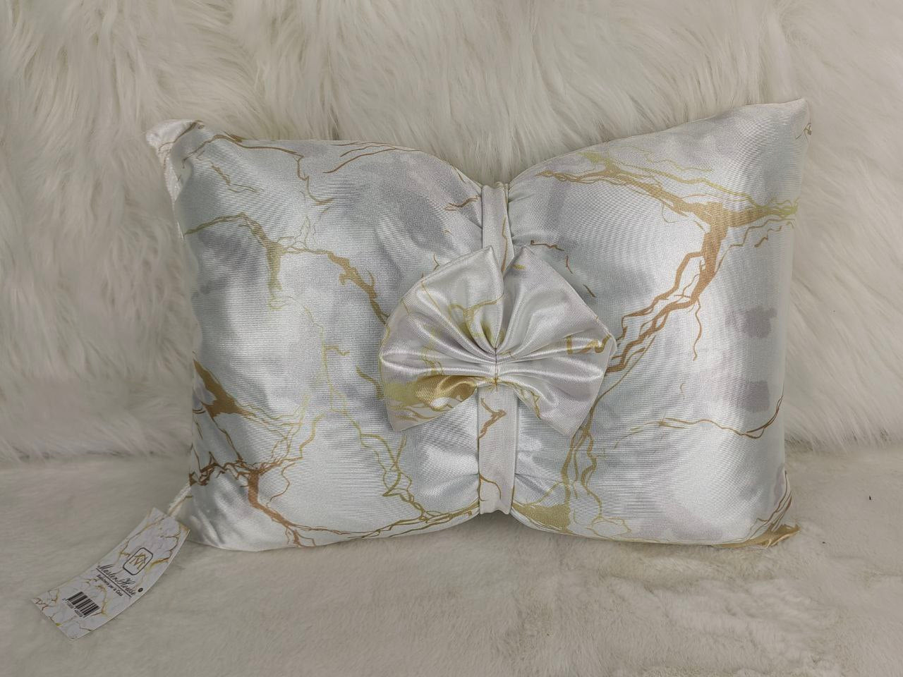 Cuscino decorativo a tema marmo, con fiocco centrale. Un tocco di stile glamour per la tua stanza. π