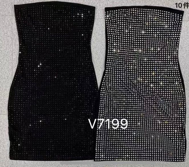 Vestitini corti,aderenti ricoperti interamente di strass.Perfetti per uscire! ✨