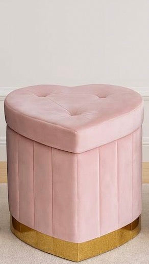I nostri pouf in velluto contenitore a cuore sono il top! Colori super e base dorata. Perfetti per dare un tocco chic e pratico a casa tua! 💖