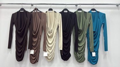 Abito aderente Presenta scollo cowl neck profondo,e aperture sulle spalle lasciando scoperte le clavicole. Maniche lunghe con manicotti.Gonna ruched (arricciata). Molto sexy. 😉