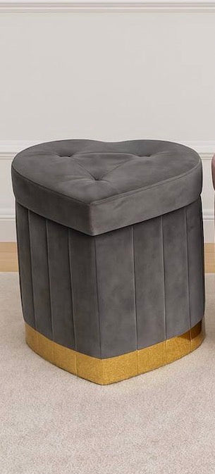 I nostri pouf in velluto contenitore a cuore sono il top! Colori super e base dorata. Perfetti per dare un tocco chic e pratico a casa tua! 💖