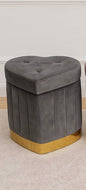 I nostri pouf in velluto contenitore a cuore sono il top! Colori super e base dorata. Perfetti per dare un tocco chic e pratico a casa tua! 💖