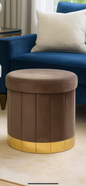 Stile e ordine! 🤩 Questi pouf contenitore rotondi in velluto con base dorata aggiungono un tocco lussuoso al tuo salotto. Perfetti come seduta extra o per nascondere tutto. 🛋️✨