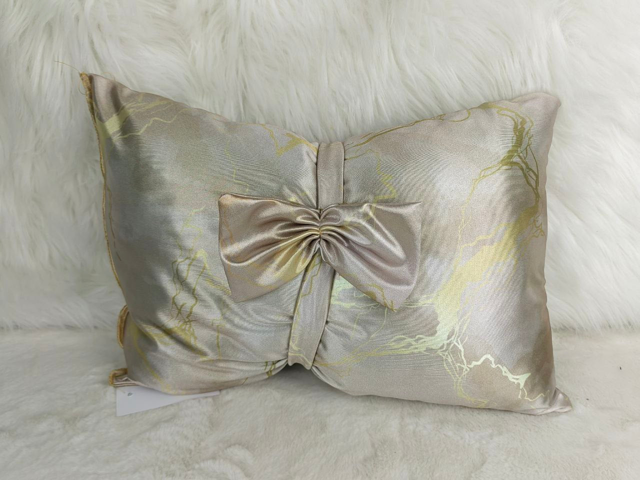 Cuscino decorativo a tema marmo, con fiocco centrale. Un tocco di stile glamour per la tua stanza. 🎀