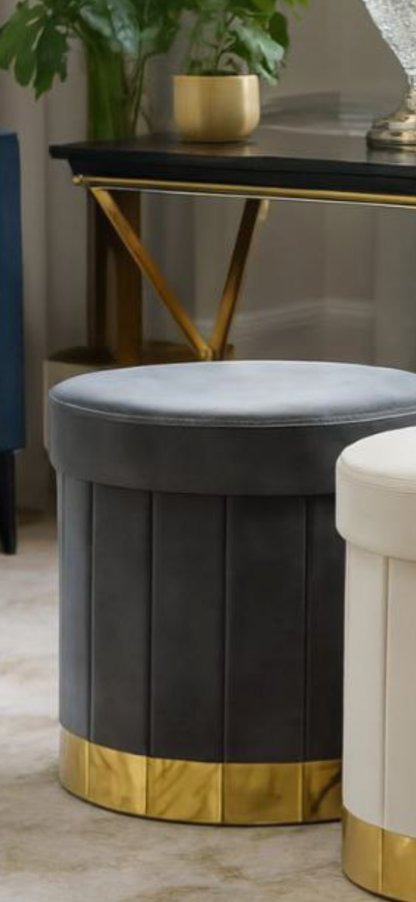 Stile e ordine! 🤩 Questi pouf contenitore rotondi in velluto con base dorata aggiungono un tocco lussuoso al tuo salotto. Perfetti come seduta extra o per nascondere tutto. 🛋️✨