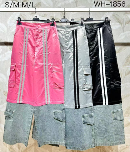 Pantaloni cargo,parte superiore in tessuto satinato con bande laterali e parte inferiore effetto denim chiaro