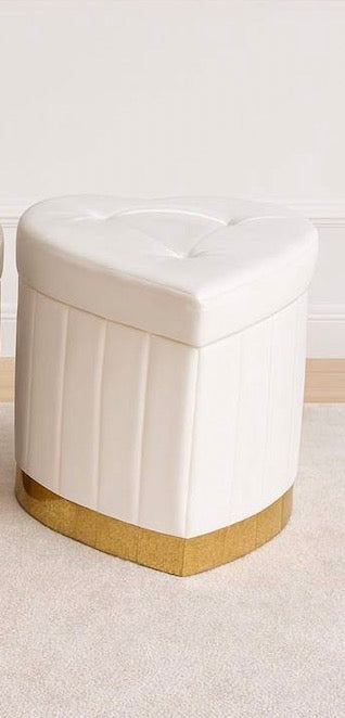I nostri pouf in velluto contenitore a cuore sono il top! Colori super e base dorata. Perfetti per dare un tocco chic e pratico a casa tua! 💖
