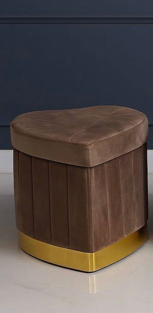 I nostri pouf in velluto contenitore a cuore sono il top! Colori super e base dorata. Perfetti per dare un tocco chic e pratico a casa tua! 💖