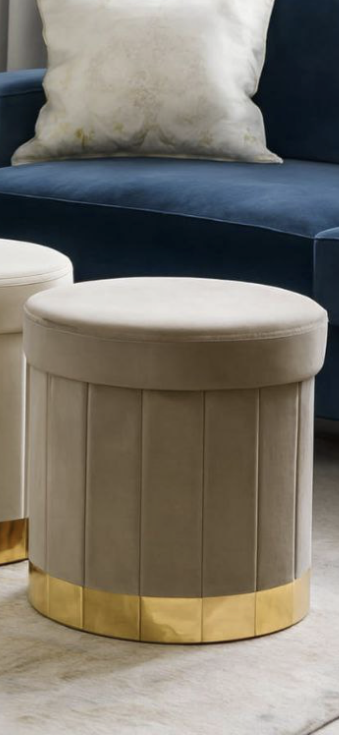 Stile e ordine! 🤩 Questi pouf contenitore rotondi in velluto con base dorata aggiungono un tocco lussuoso al tuo salotto. Perfetti come seduta extra o per nascondere tutto. 🛋️✨