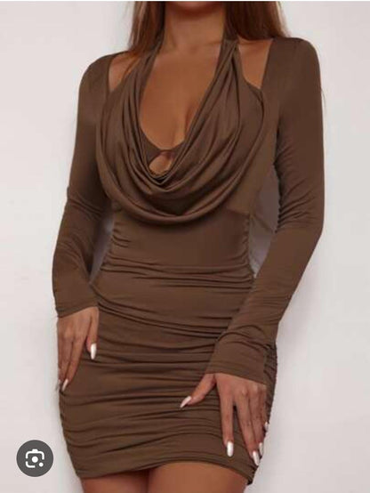 Abito aderente Presenta scollo cowl neck profondo,e aperture sulle spalle lasciando scoperte le clavicole. Maniche lunghe con manicotti.Gonna ruched (arricciata). Molto sexy. 😉