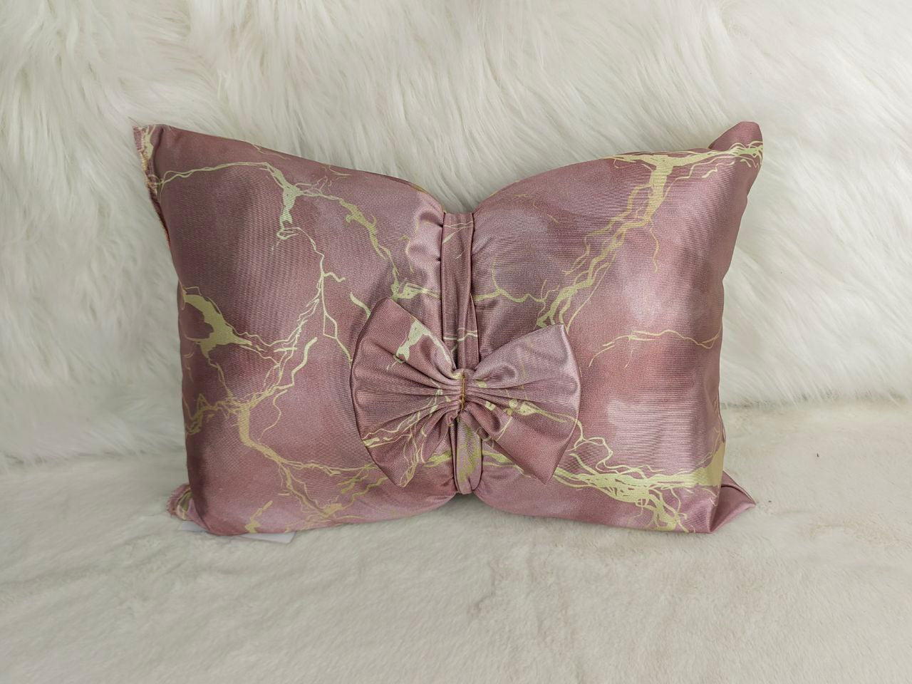 Cuscino decorativo a tema marmo, con fiocco centrale. Un tocco di stile glamour per la tua stanza. 🎀