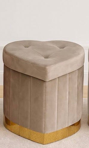 I nostri pouf in velluto contenitore a cuore sono il top! Colori super e base dorata. Perfetti per dare un tocco chic e pratico a casa tua! 💖