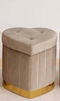 I nostri pouf in velluto contenitore a cuore sono il top! Colori super e base dorata. Perfetti per dare un tocco chic e pratico a casa tua! 💖