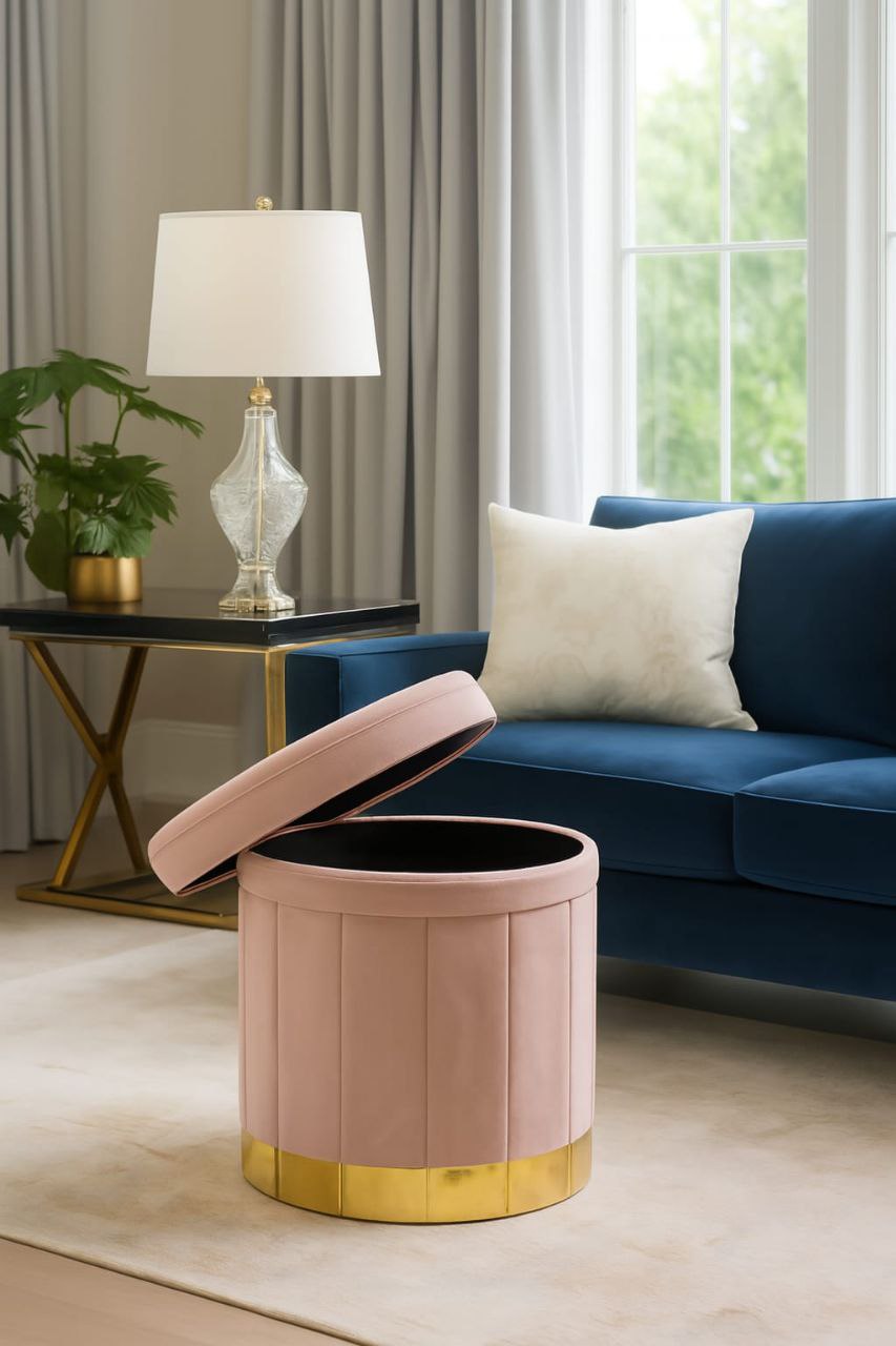 Stile e ordine! 🤩 Questi pouf contenitore rotondi in velluto con base dorata aggiungono un tocco lussuoso al tuo salotto. Perfetti come seduta extra o per nascondere tutto. 🛋️✨