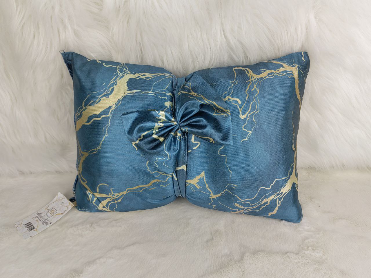 Cuscino decorativo a tema marmo, con fiocco centrale. Un tocco di stile glamour per la tua stanza. 🎀