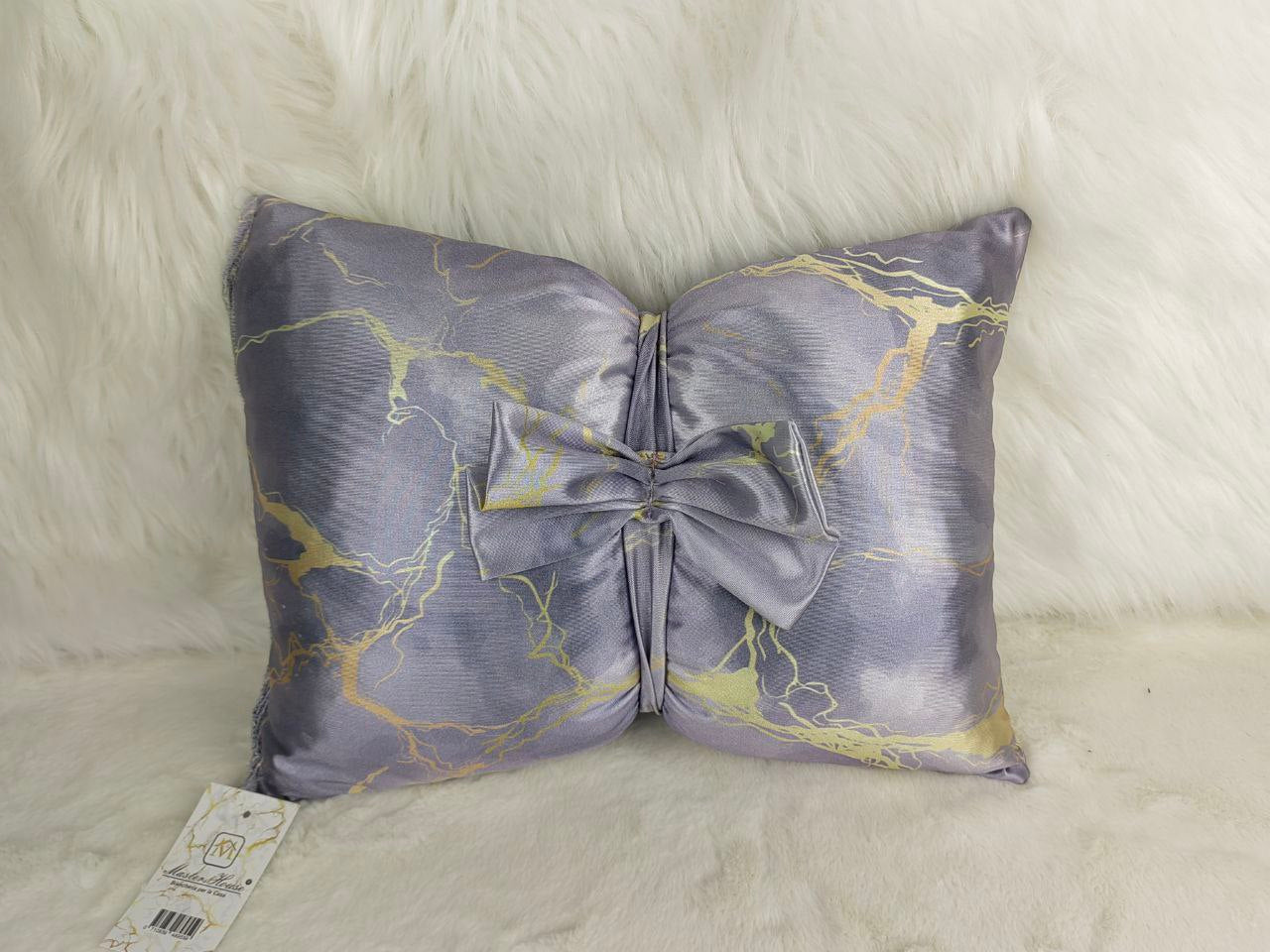 Cuscino decorativo a tema marmo, con fiocco centrale. Un tocco di stile glamour per la tua stanza. 🎀