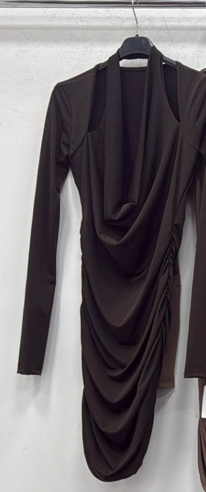 Abito aderente Presenta scollo cowl neck profondo,e aperture sulle spalle lasciando scoperte le clavicole. Maniche lunghe con manicotti.Gonna ruched (arricciata). Molto sexy. 😉