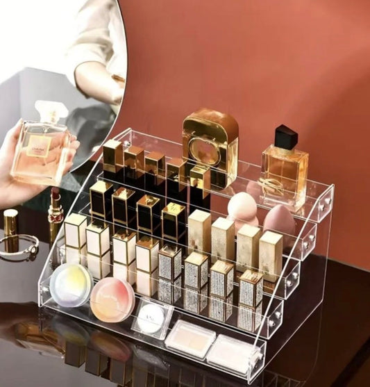 Organizza il tuo make-up con stile! Questo organizer in acrilico trasparente a 5 livelli è perfetto per tenere rossetti e profumi sempre in ordine e a portata di mano. Design minimal, robusto e super chic per il tuo vanity. 💄✨