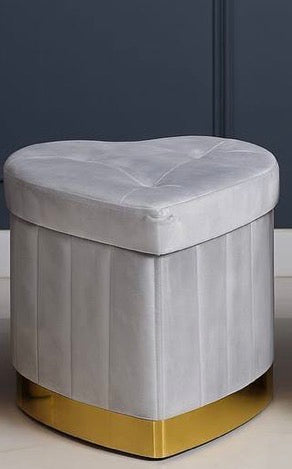 I nostri pouf in velluto contenitore a cuore sono il top! Colori super e base dorata. Perfetti per dare un tocco chic e pratico a casa tua! 💖
