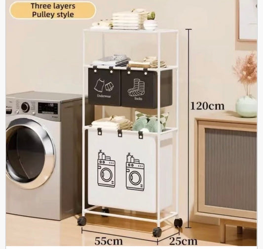 Porta biancheria con ripiani sopra