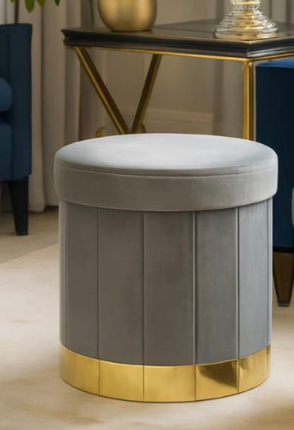 Stile e ordine! 🤩 Questi pouf contenitore rotondi in velluto con base dorata aggiungono un tocco lussuoso al tuo salotto. Perfetti come seduta extra o per nascondere tutto. 🛋️✨