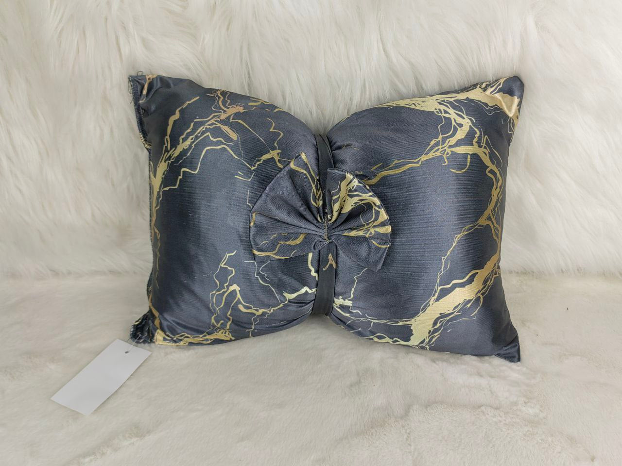Cuscino decorativo a tema marmo, con fiocco centrale. Un tocco di stile glamour per la tua stanza. 🎀